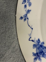Une paire de plats en porcelaine de Chine en bleu et blanc, marque de Chenghua, Kangxi
